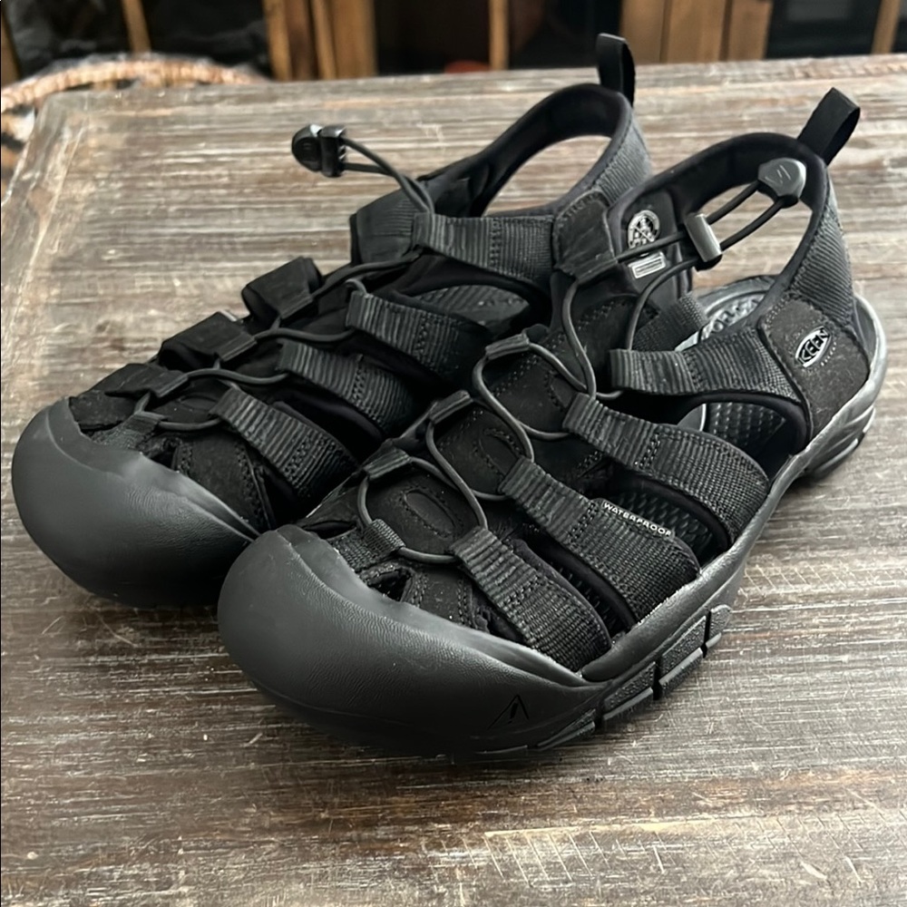 KEEN MEN SIZE 12 - Like New Black Outdoor Sandals